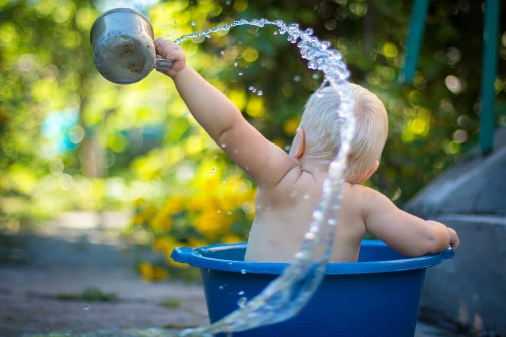 Wie man ein Baby badet: Ein Schritt-für-Schritt-Anleitung