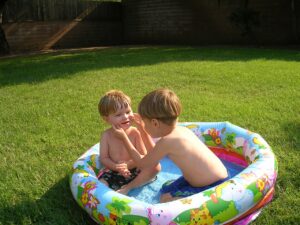 Planschbecken mit Kindern