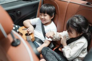 Kinder spielen im Auto
