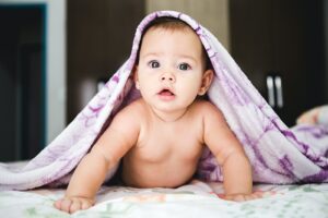 Pflege für zarte Babyhaut: Alles rund um die gesunde Haut der Kleinen